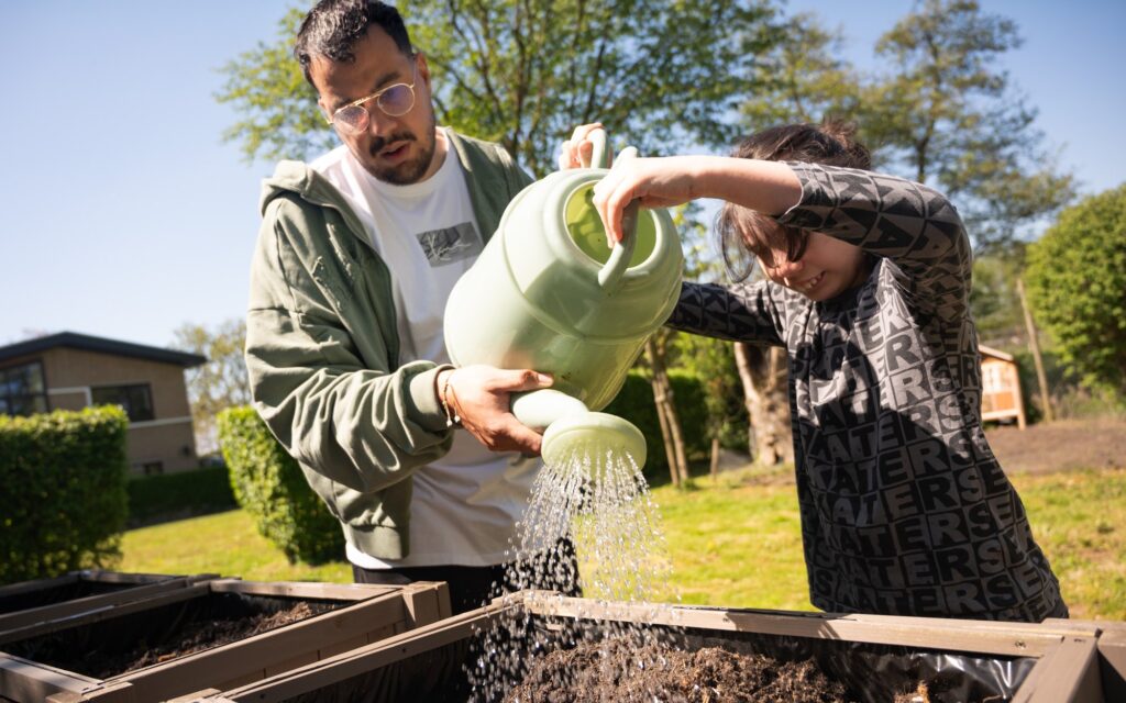 Samen de moestuin water geven