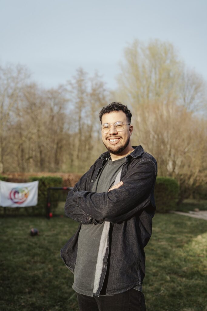 Ayoub Adardor, begeleider bij APZW, in de tuin